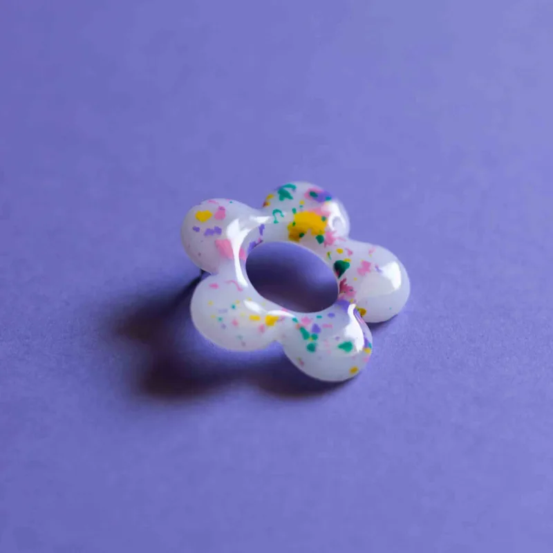 PIN na okulary / mleczny